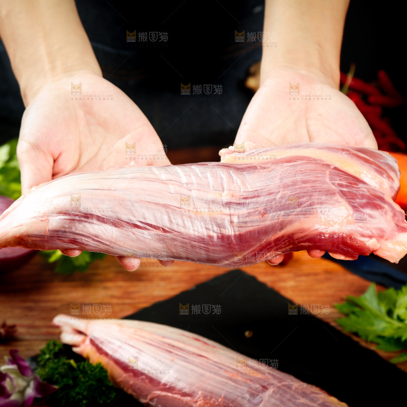 手里拿着黄牛腱子肉