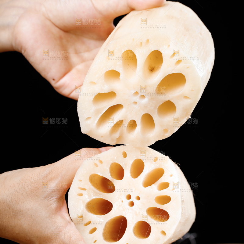 手里拿着洪湖莲藕