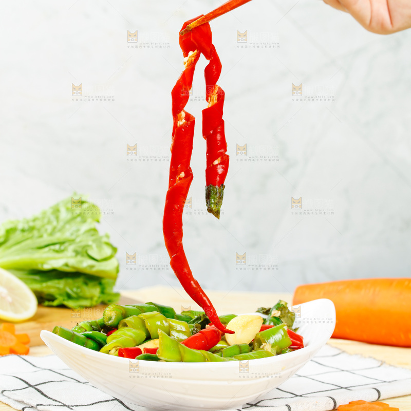 筷子上夹着泡辣椒