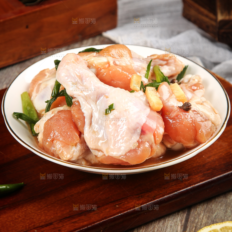 碗里腌制的小鸡腿