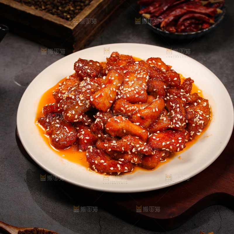木板上摆放着一盘糖醋里脊肉