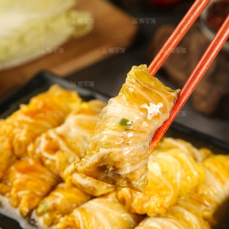 筷子上夹着娃娃菜卷肉
