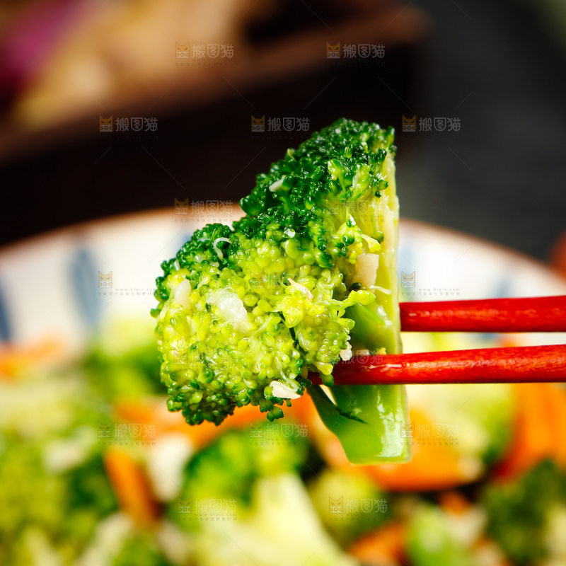 筷子上夹着西兰花