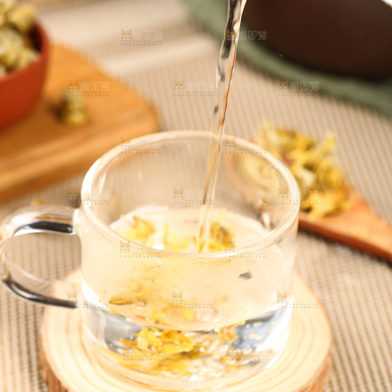 木底上泡着一杯石斛花茶