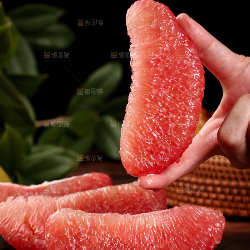 手里拿着红柚