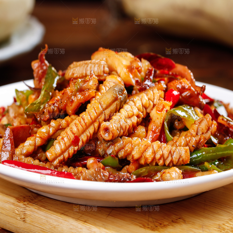 木板上放着一盘辣炒鱿鱼身