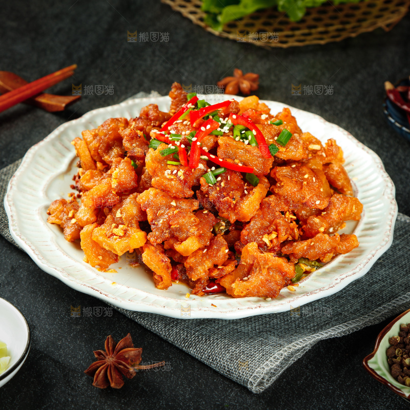案板上放着一盘辣子小酥肉