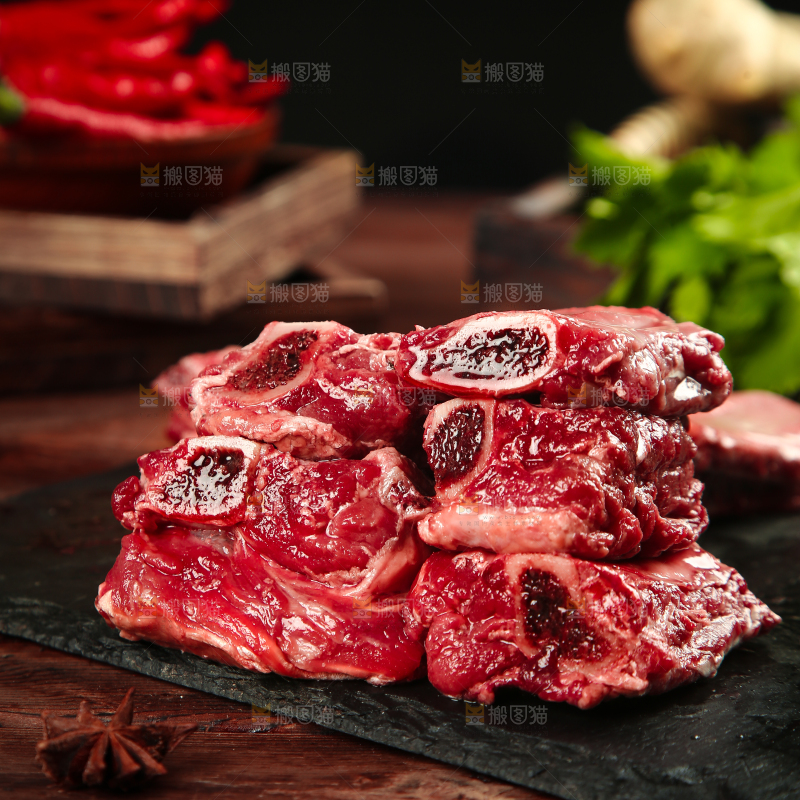黑石板上摆放着黄牛牛排