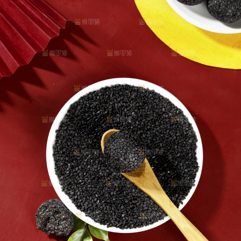 勺子上的芝麻丸