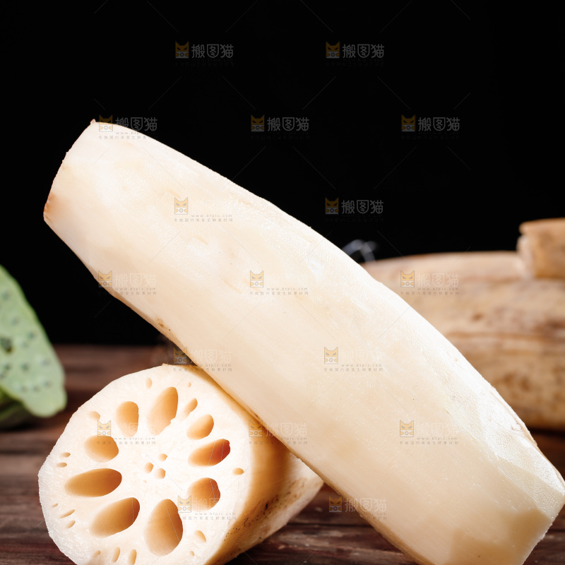 木底上摆放着湖北洪湖莲藕