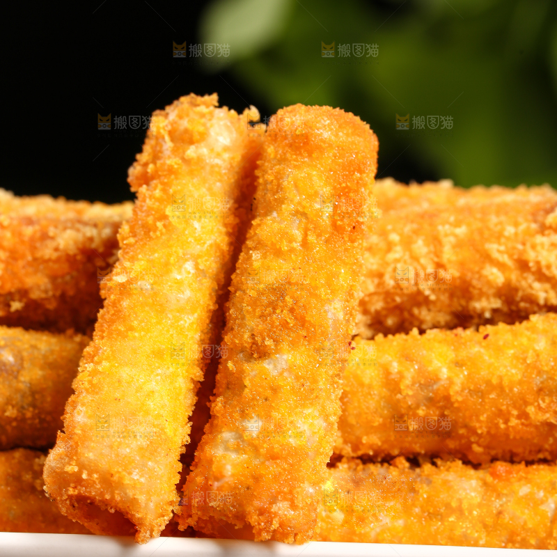 木底上放着一盘香酥紫薯条