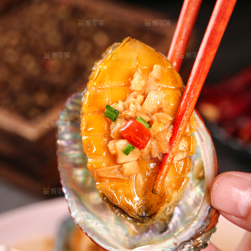 筷子上夹着蒜蓉蒸鲍鱼