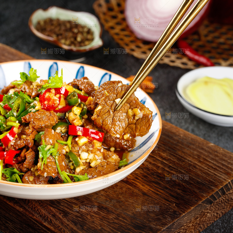 筷子上夹着牛肉