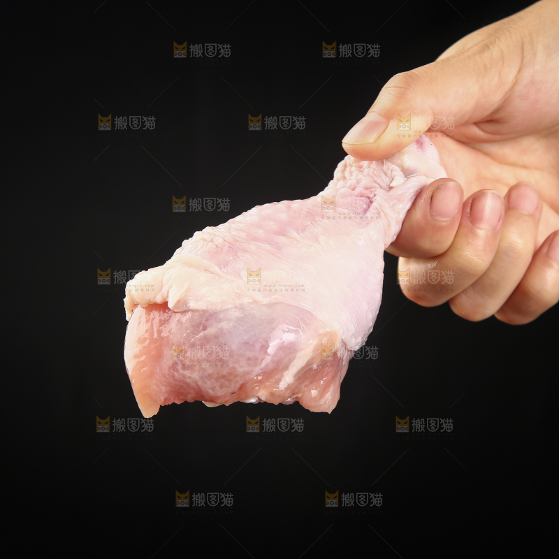 手里拿着鸡腿