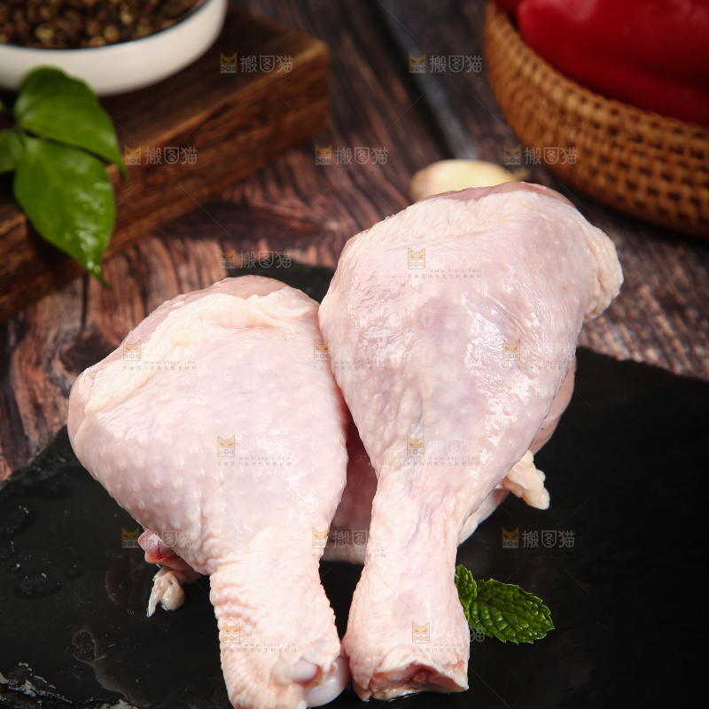 黑石底上放着新鲜鸡腿