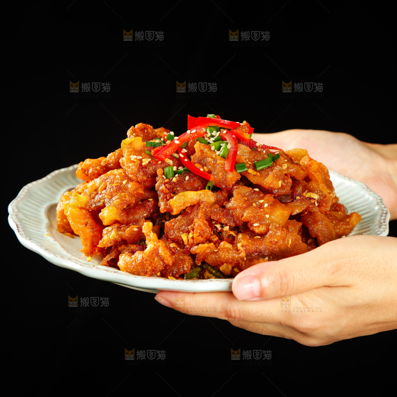 手里端着一盘辣子五花肉