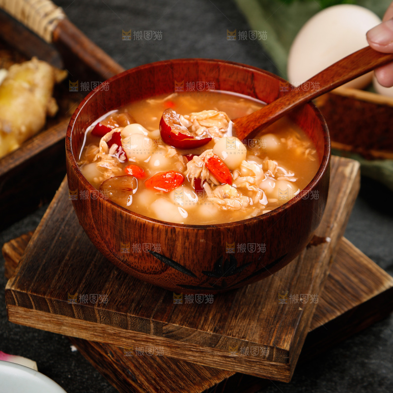 勺子上舀着红枣酒酿圆子
