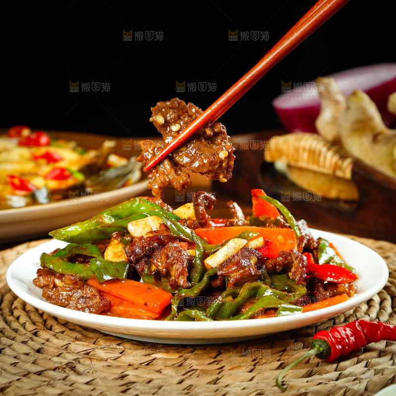 筷子上夹着炒牛肉