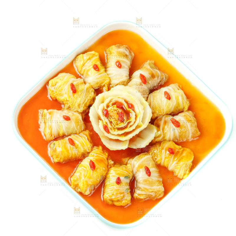 白底上放着一盘娃娃菜酿肉卷
