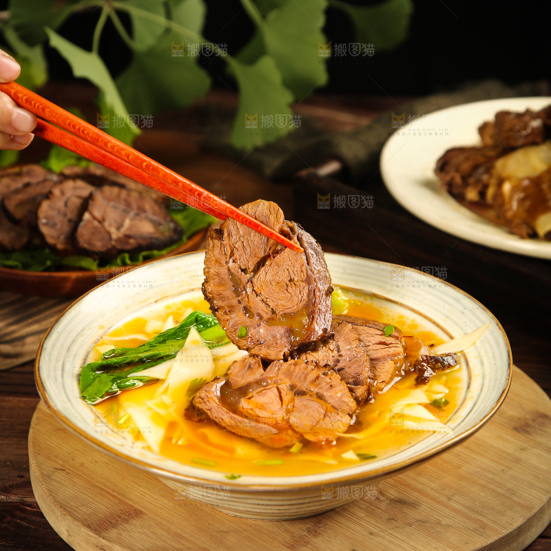 筷子上夹着酱牛肉