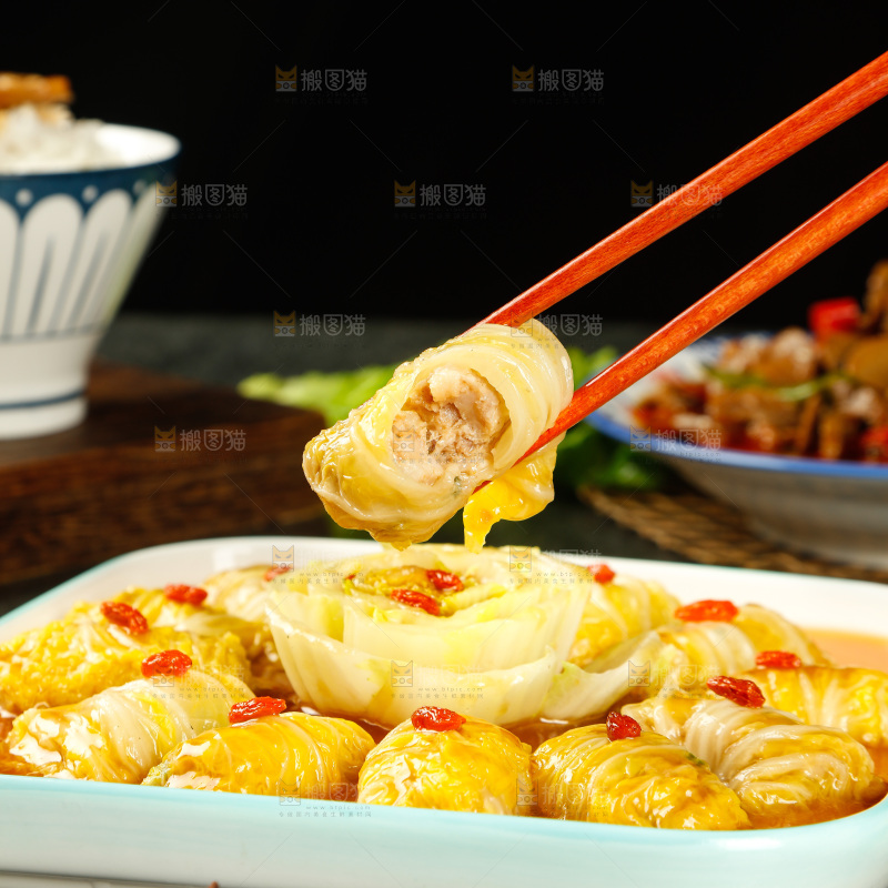 筷子上夹着娃娃菜卷肉