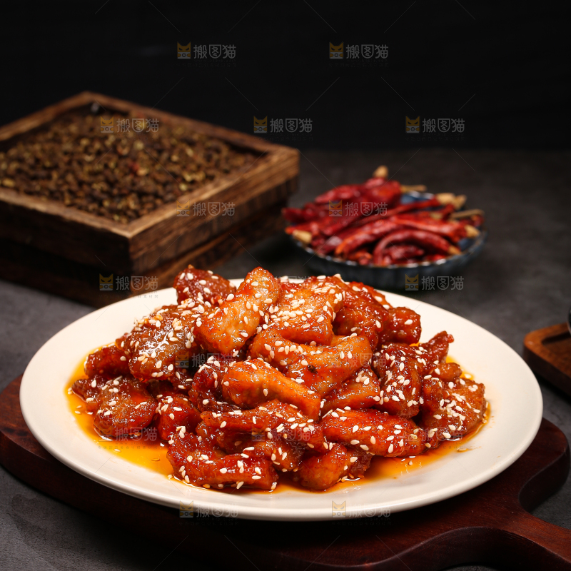 木板上摆放着一盘糖醋里脊肉