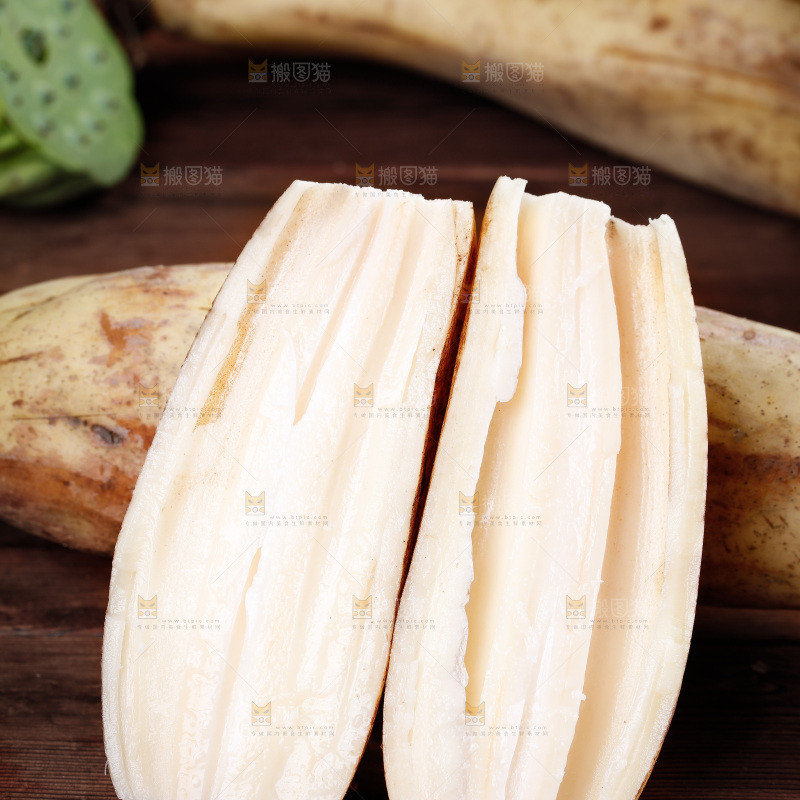 木底上摆放着湖北洪湖莲藕