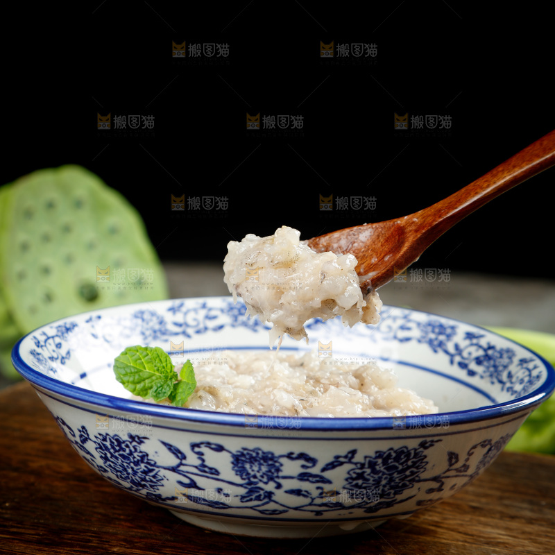 勺子上舀着虾肉