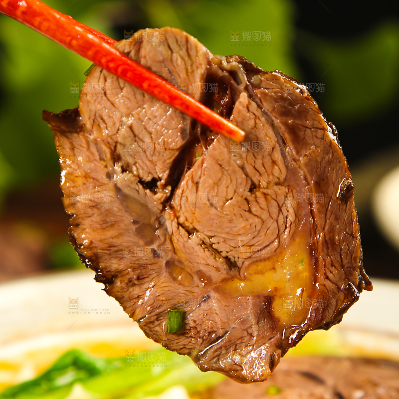 筷子上夹着酱牛肉