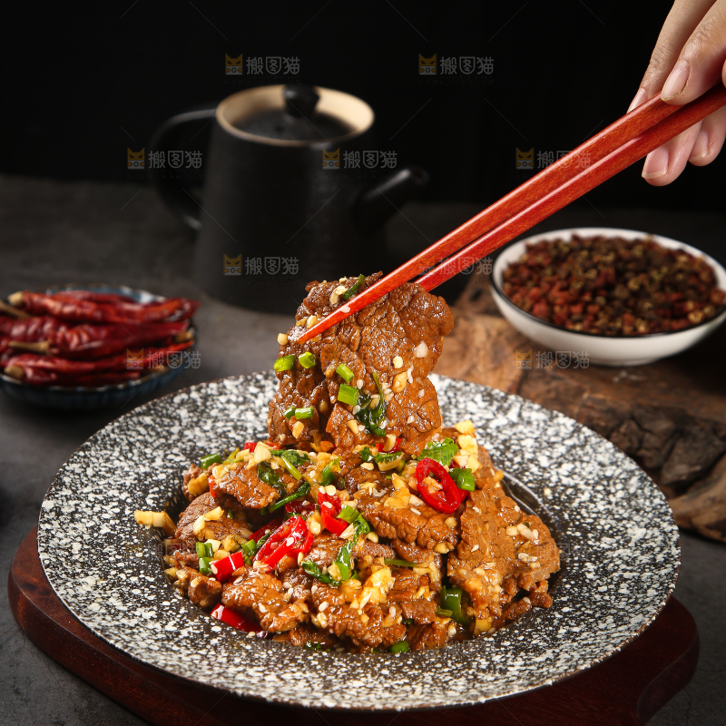 筷子上夹着牛肉