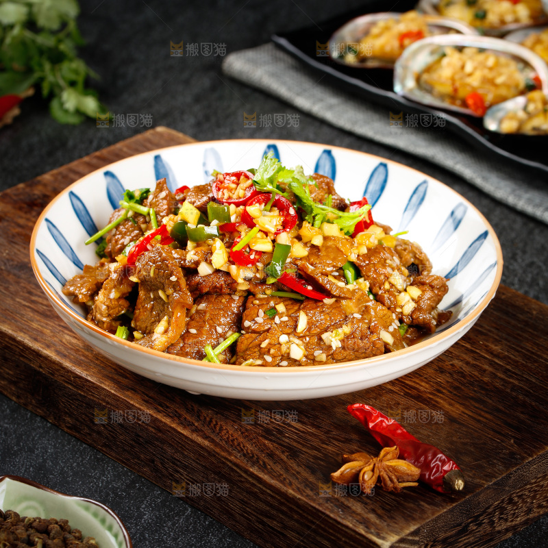 一盘凉拌牛肉摆放在案板上