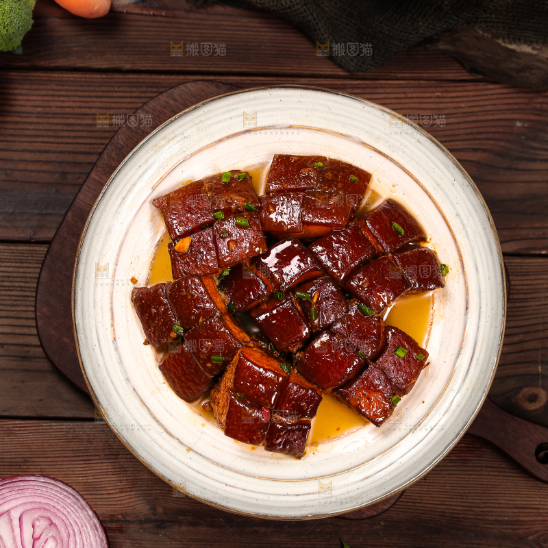 木底上一盘东坡肉