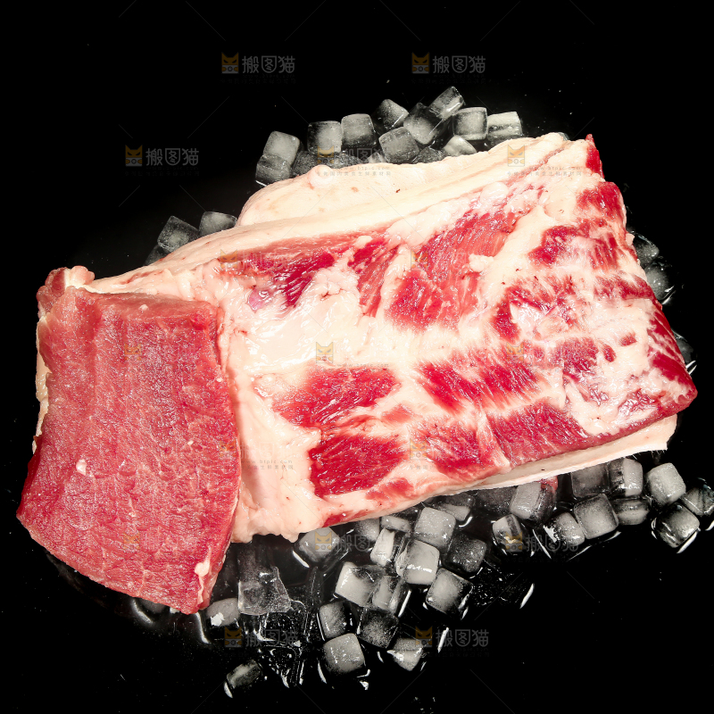 黑底上的冷冻猪肉