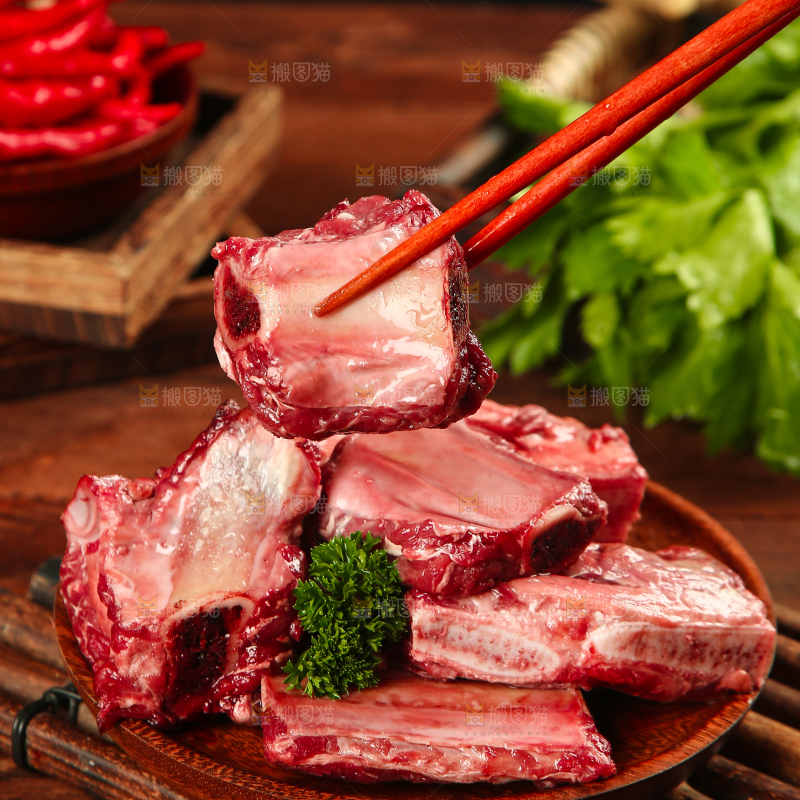 筷子上夹着牛小排