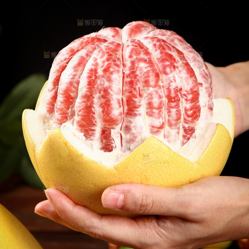 手里捧着红柚