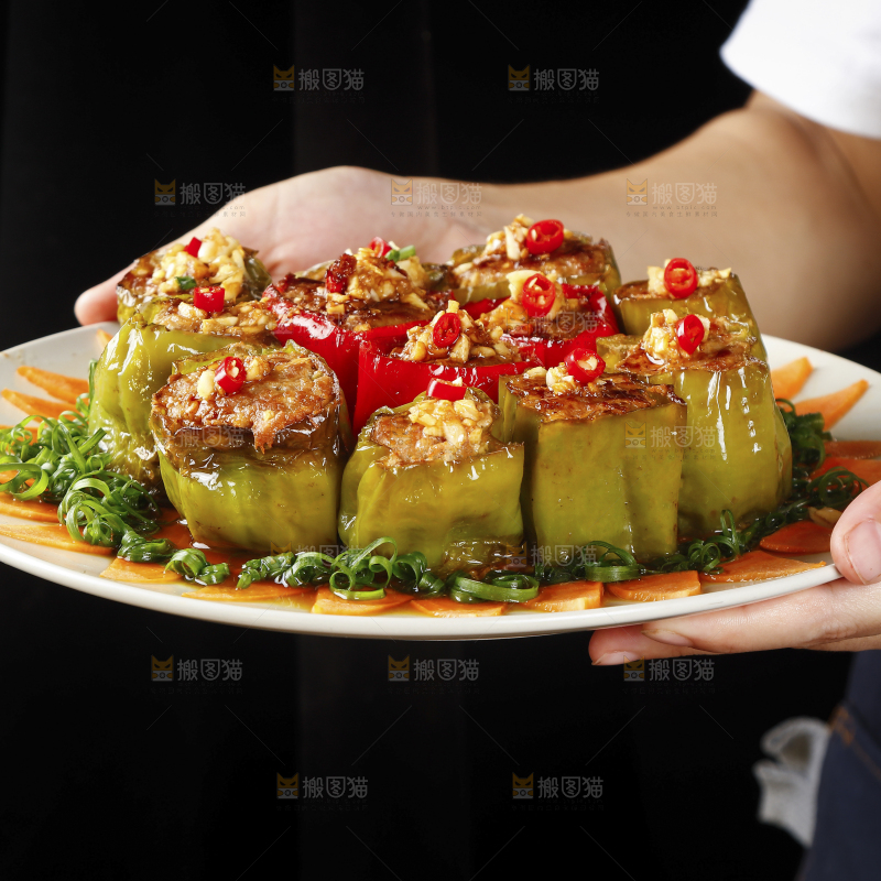 手里端着一盘辣椒塞肉