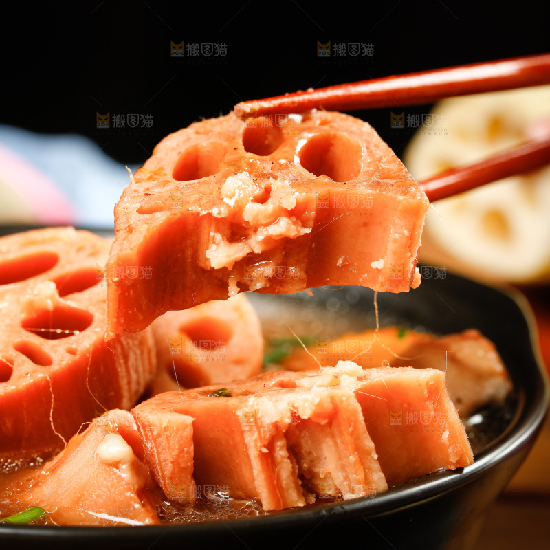 筷子上夹着粉藕