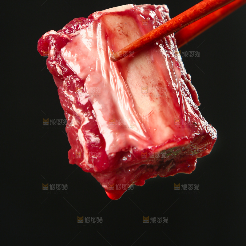 筷子上夹着牛肋排
