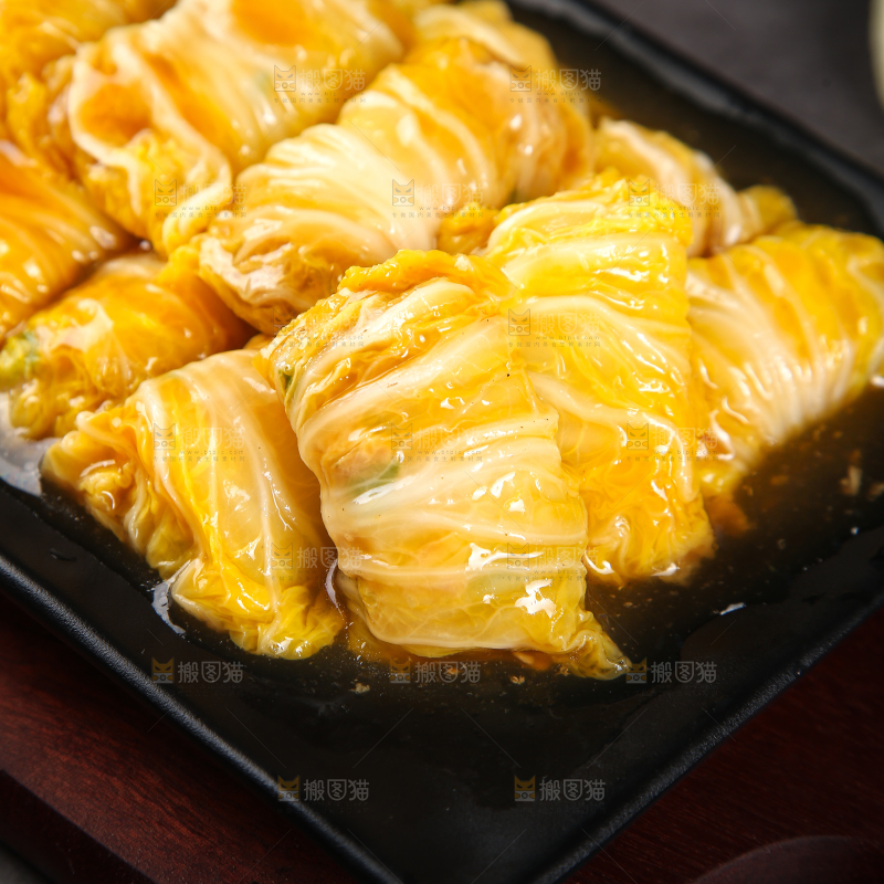 木板上放着一盘娃娃菜酿肉