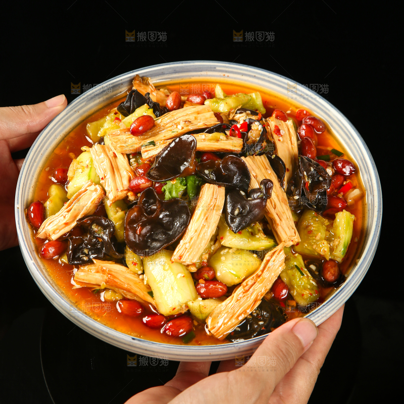 手里端着一盘黄瓜拌腐竹