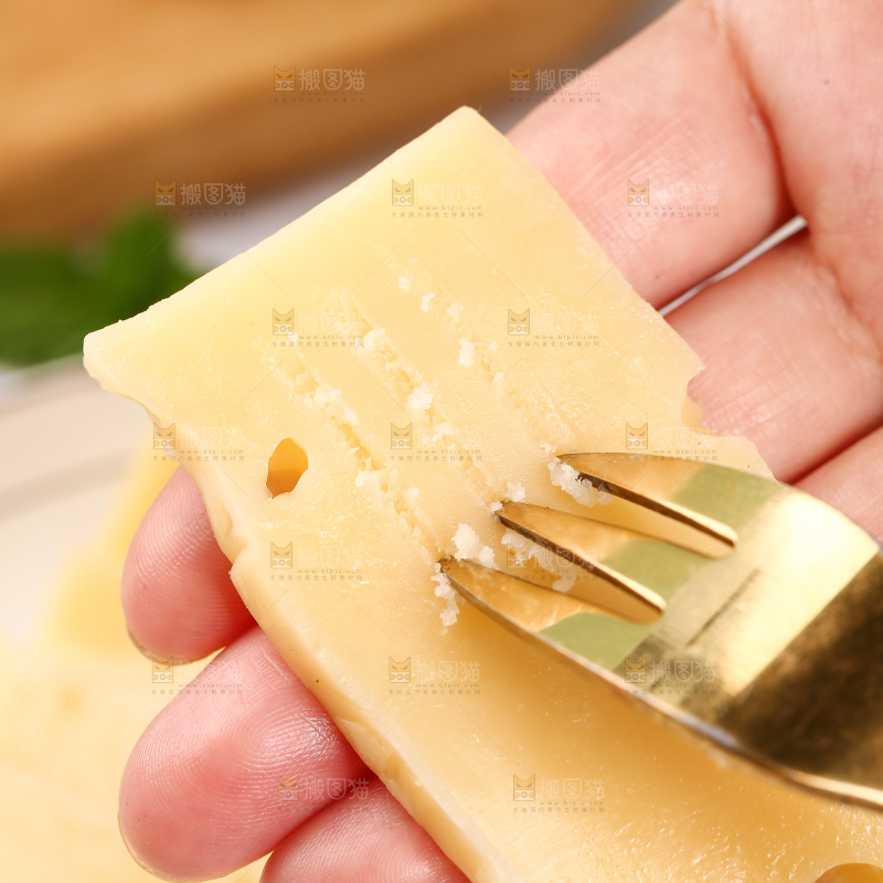 手里拿着奶酪