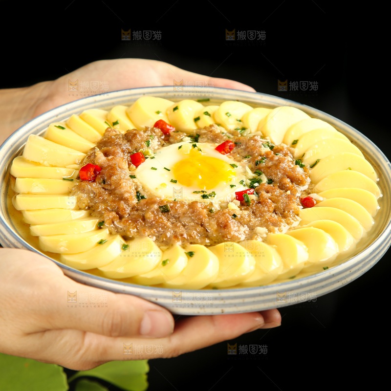 手里端着一盘鸡蛋豆腐蒸肉沫