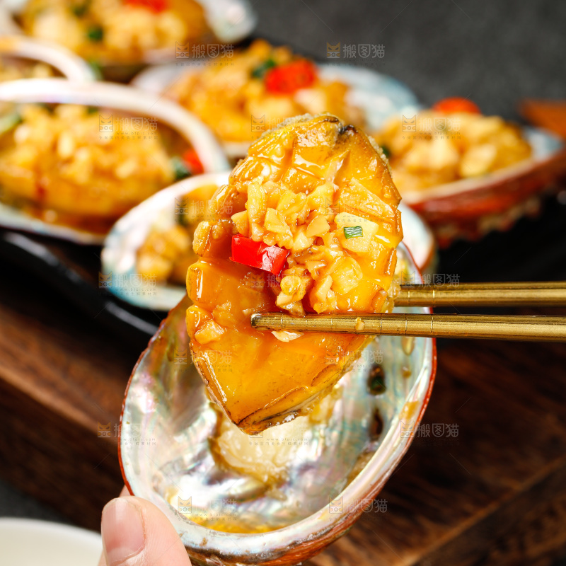 筷子上夹着鲍鱼