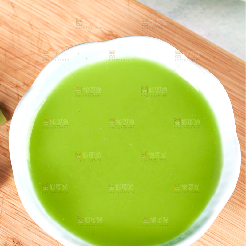 木板上一碗西兰花泥