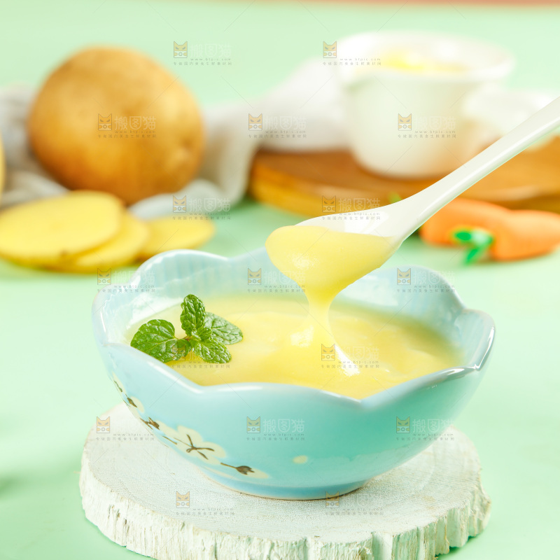 勺子上舀着土豆泥