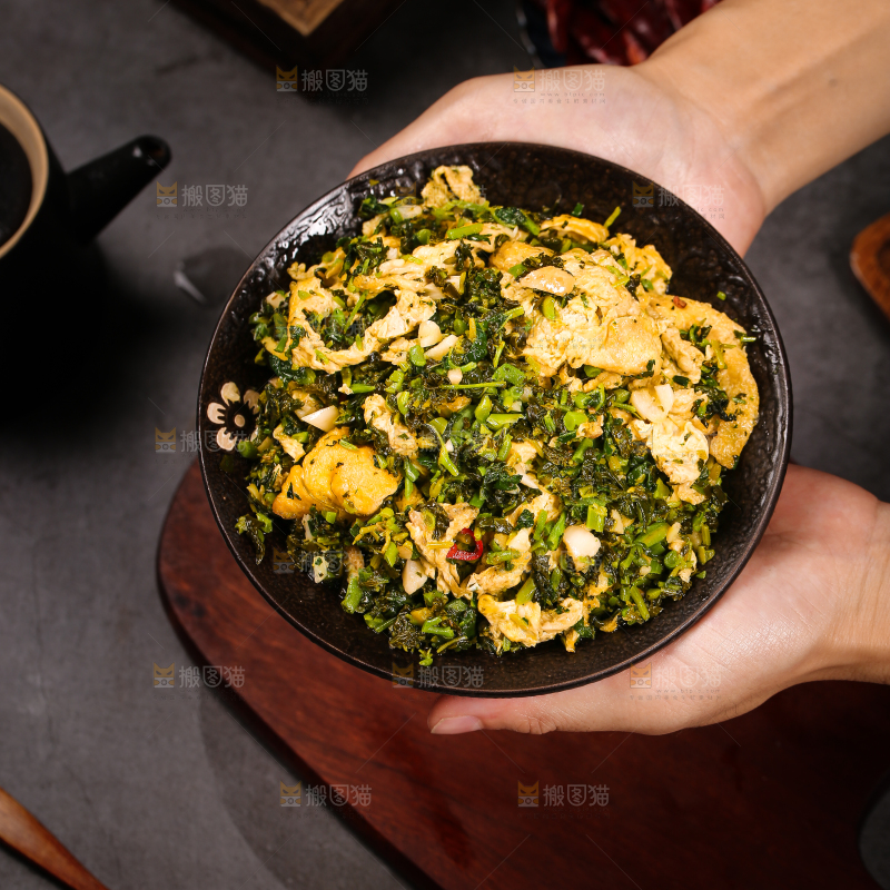 手里端着一盘白花菜炒鸡蛋