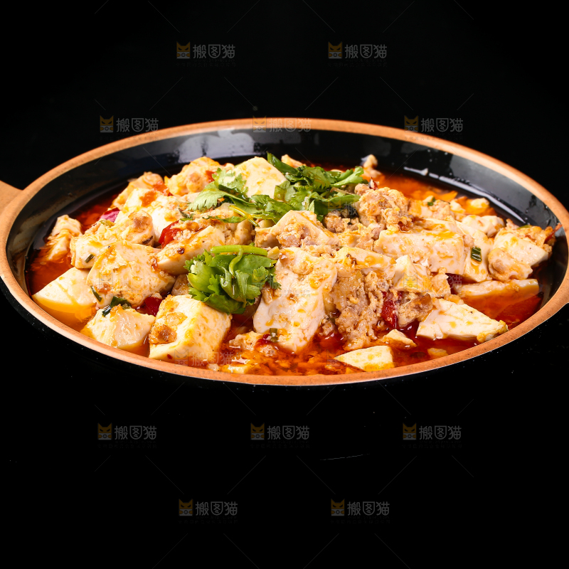 黑底上摆放着一盘麻婆豆腐