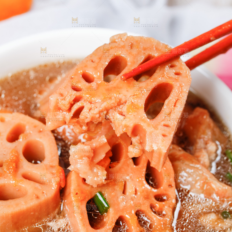 筷子上夹着粉藕