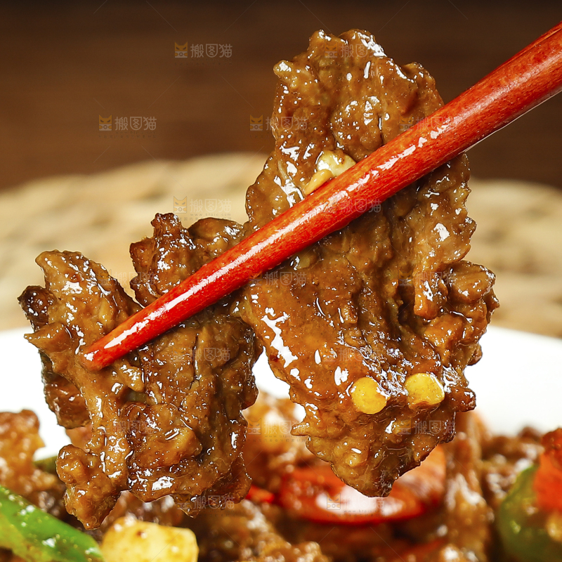 筷子上夹着炒牛肉