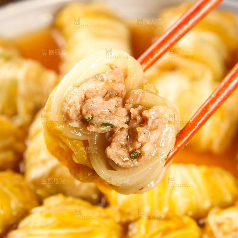 筷子上夹着娃娃菜卷肉
